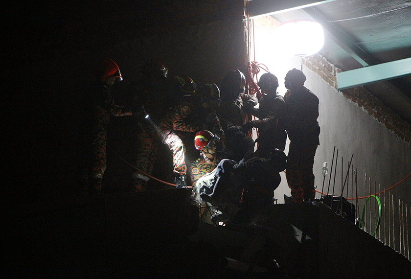 Mayat mangsa diserahkan kepada pihak polis sebelum dibawa ke hospital Serdang untuk bedah siasat. - Foto Bernama