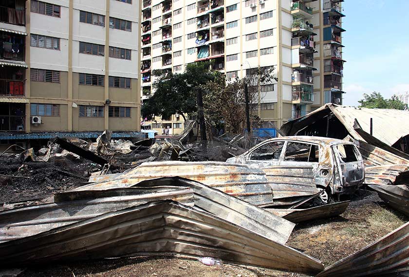 Keadaan sebuah Perodua Viva yang hangus ketika kebakaran rumah kuarters KTMB di Jalan Lengkok Abdullah, Bangsar hari ini. - BERNAMA