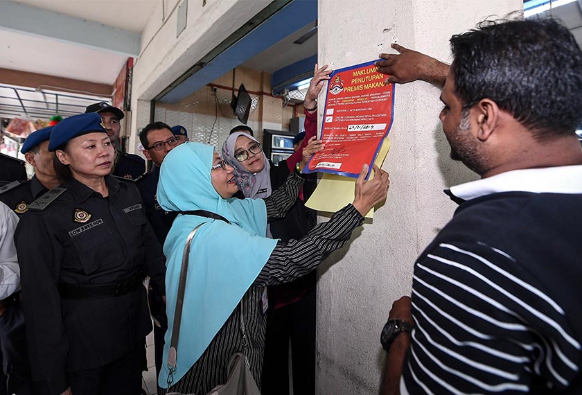 Timbalan Pengarah Kesihatan Kanan Jabatan Kesihatan dan Alam Sekitar DBKL, Dr Nor Halizam Ismail membuat pemeriksaan tahap kebersihan dan piawaian halal di sebuah restoran di Kepong hari ini. - BERNAMA