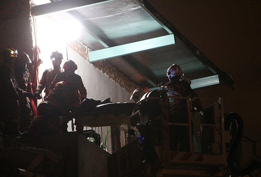 Mayat mangsa berjaya dikeluarkan selepas lebih empat jam operasi mencari dan mengeluarkan mayat dijalankan. - Foto Bernama