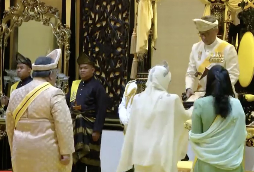 Pemasyhuran Tunku Azizah disempurnakan Sultan Pahang Al-Sultan Abdullah Ri'ayatuddin Al-Mustafa Billah Shah dalam Istiadat Pelantikan dan Pemasyhuran Tengku Ampuan Pahang hari ini. - Foto Bernama