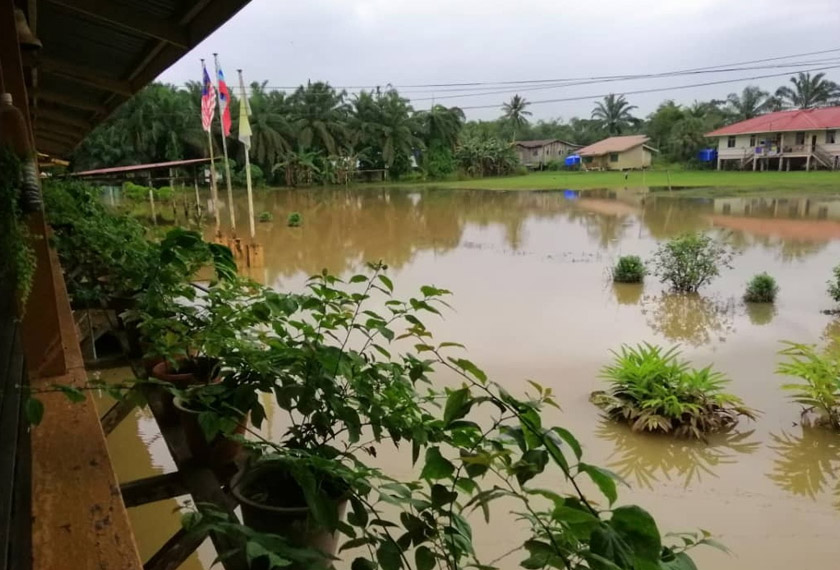 Pekarangan sekolah dinaiki air sejak.