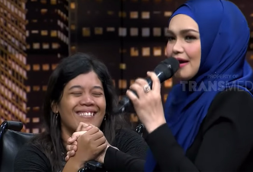 SITI NURHALIZA meraikan peminat setianya, Khusnul Khotimoh yang juga pengidap penyakit polio.