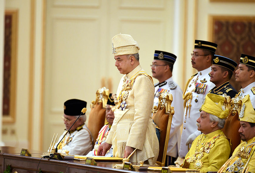 Duli Yang Maha Mulia Paduka Seri Sultan Perak, Sultan Nazrin Muizzuddin Shah Ibni Almarhum Sultan Azlan Muhibbuddin Shah Al-Maghfur-Lah berkenan melafazkan sumpah jawatan sebagai Timbalan Yang di-Pertuan Agong ke-16 di Balairung Seri, Istana Negara hari ini. --fotoBERNAMA