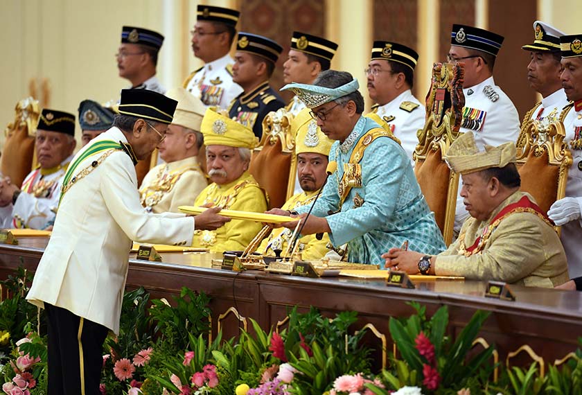 Kebawah Duli Yang Maha Mulia Seri Paduka Baginda Yang di-Pertuan Agong Al-Sultan Abdullah Ri'ayatuddin Al-Mustafa Billah Shah Ibni Sultan Haji Ahmad Shah Al-Musta'in Billah berkenan menerima Surat Perisytiharan Memegang Jawatan daripada Perdana Menteri Tun Dr Mahathir Mohamad di Balairung Seri, Istana Negara hari ini. --fotoBERNAMA 