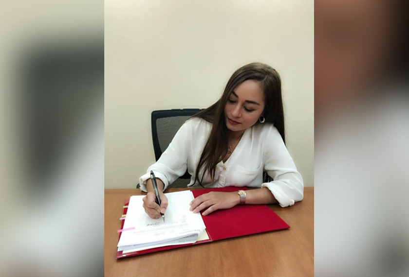Maya Karin semasa menandatangani MoU selepas dilantik sebagai duta ROL oleh Kementerian Wilayah Persekutuan, baru-baru ini. - Foto: Facebook Kementerian Wilayah Persekutuan  
