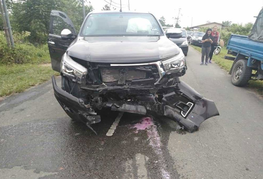 Kenderaan pacuan empat roda yang bertembung dengan kenderaan mangsa. - Foto ihsan IPD Keningau & JBPM