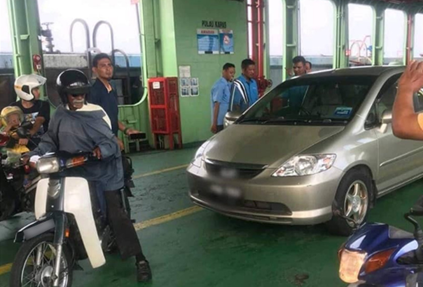 Kereta jenis Honda City yang ditinggalkan tanpa pemandu atau penumpang di bahagian bawah dek feri. Foto ihsan pembaca