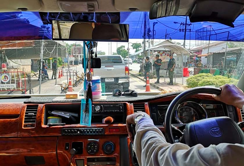 Pasukan keselamatan berkawal di jalan raya, pemandangan biasa di sini.