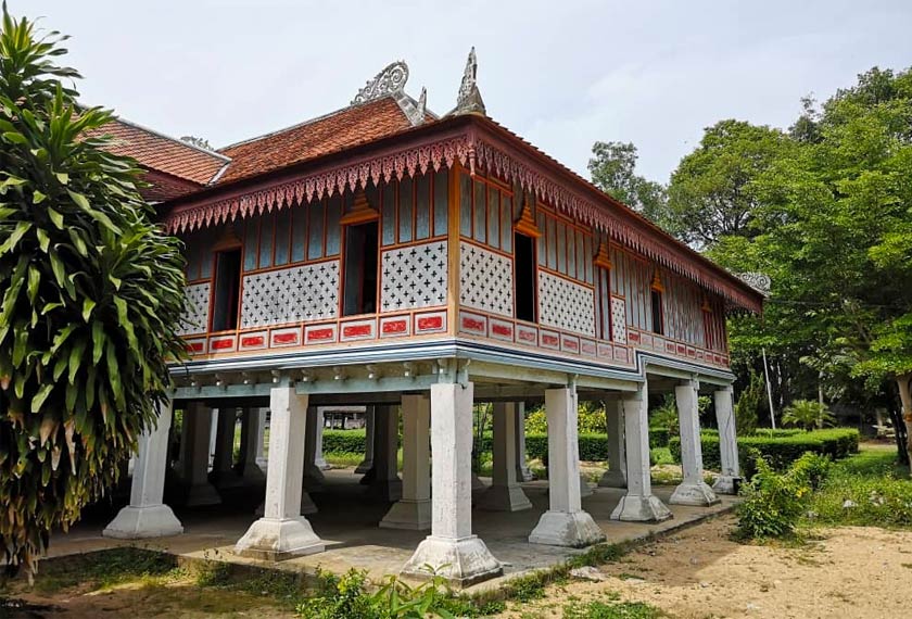 Wat Chon Thara Singhe menempatkan banyak binaan kuil diraja lama yang menjadi tarikan pelancong.