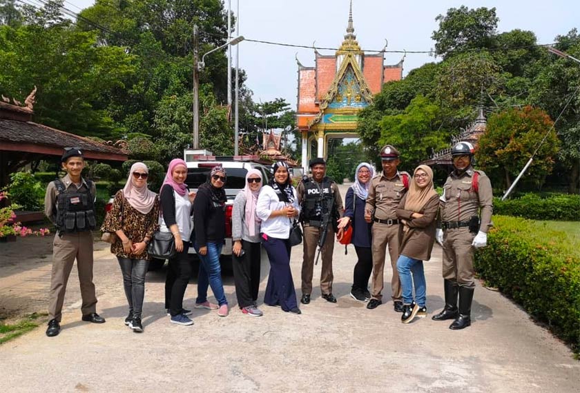 Sebahagian daripada rombongan media dari Malaysia tidak melepaskan peluang bergambar bersama anggota keselamatan yang cukup mesra pelancong.