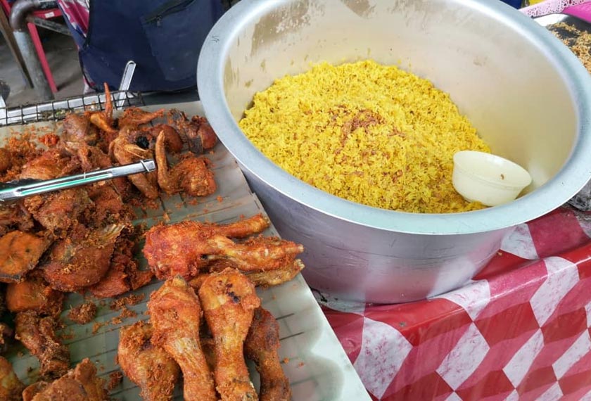 Nasi kunyit, atau nasi gomo, antara masakan tradisi yang menyelerakan.