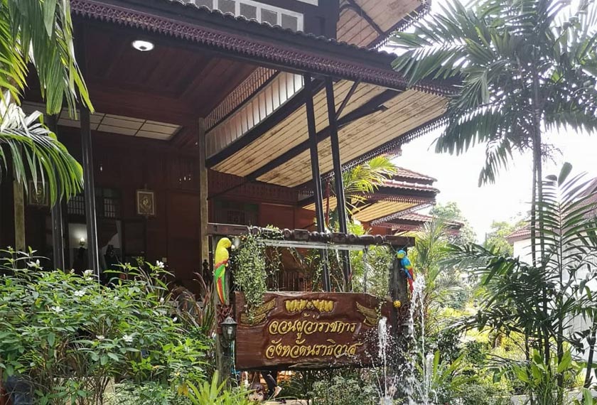 Rumah Gabenor, atau Governor's Residence, dikelilingi tumbuhan hijau, menjadikan suasana terasa sejuk biarpun cuaca panas membahang.