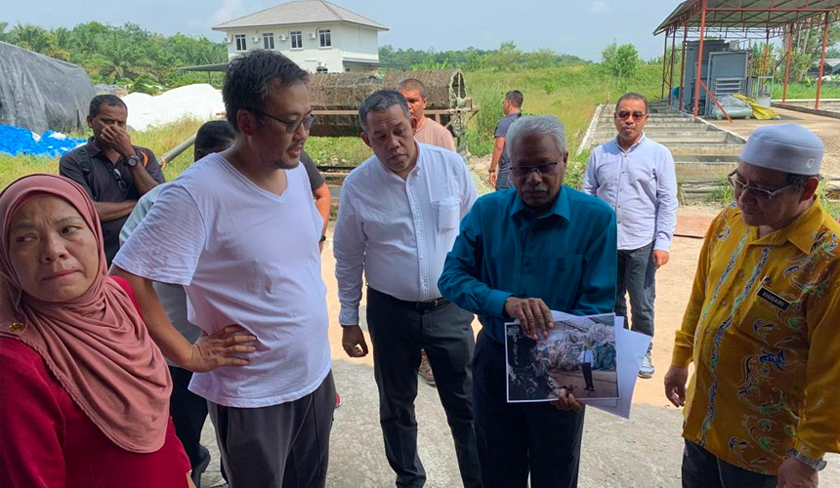 Sivanesan menunjukkan hasil pemeriksaannya ke atas kilang kitar semula plastik terbabit. - Astro AWANI