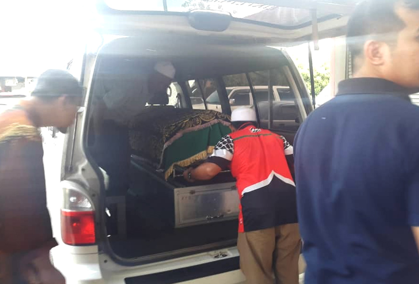Jasad Wan Muhammed Adam dibawa menaiki van jenazah.