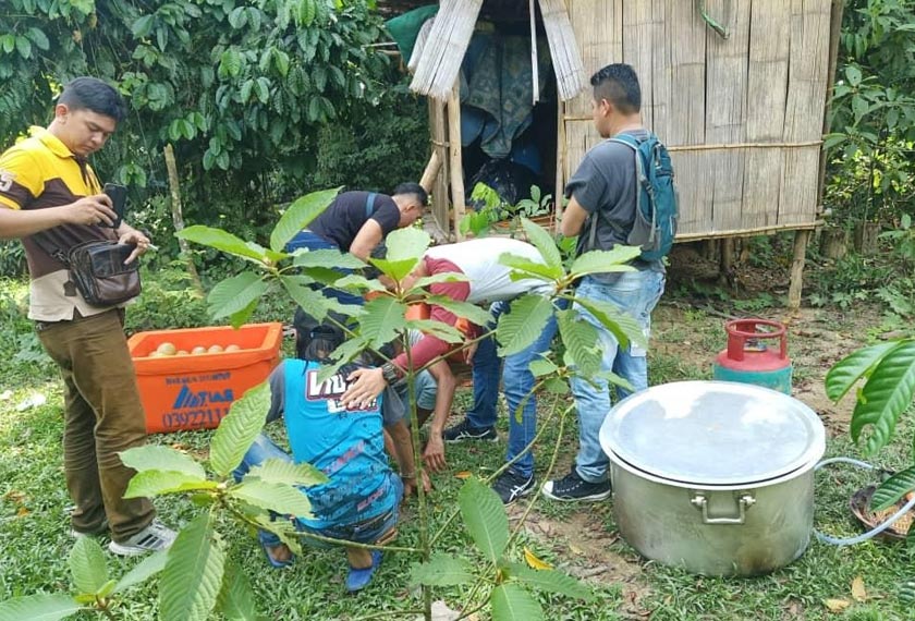 Keadaan ketika kedua-dua suspek ditahan.