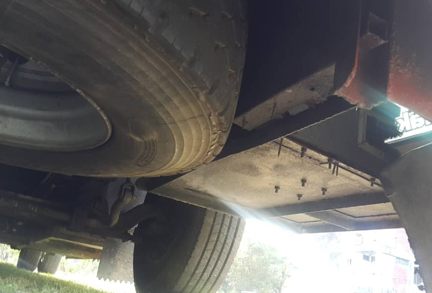 Bahagian lantai bas yang sudah reput. 