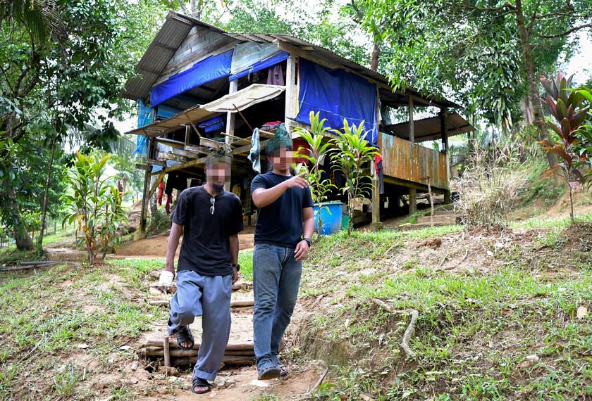 Penghuni di pusat pemulihan Madrasah Khairul Insan di Jenagor, Kuala Berang dikenali Norazam, 44, (kiri) bersama rakan Shahrul, 19, bersiar-siar sekitar madarasah. - Bernama