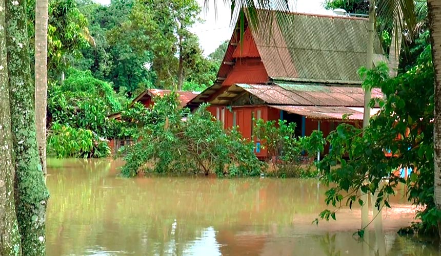 Penduduk terpaksa menanggung kerugian ribuan ringgit apabila perabot rumah rosak akibat banjir.
