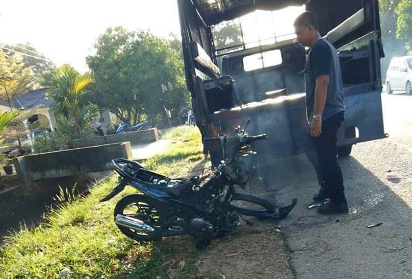 Keadaan motosikal yang ditunggang Mohd Ab Azit dan isterinya Nur Syafikah Jafar.