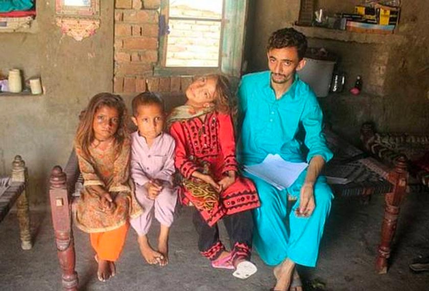 Mohammad Yaqoob (kiri) terpaksa berhenti kerja untuk menjaga Afsheen.  - Foto Agensi