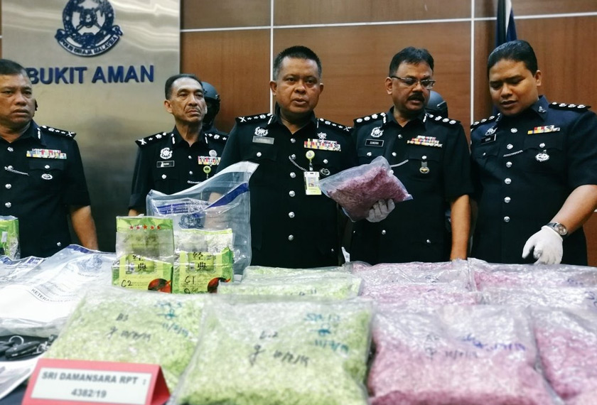 Kamarulzaman Mamat (tiga dari kanan) menunjukkan antara rampasan yang dibuat oleh polis. - Gambar Astro AWANI