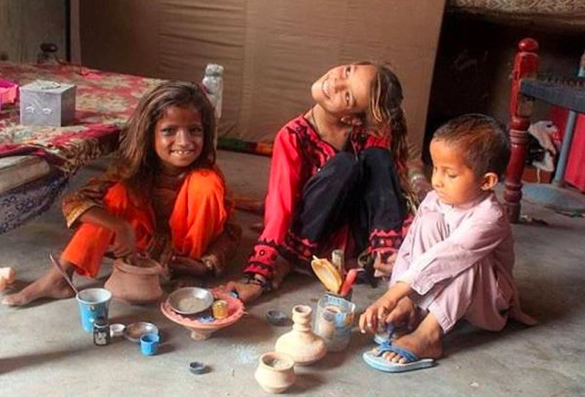 Afsheen bermain bersama adik-adiknya.  - Foto Agensi