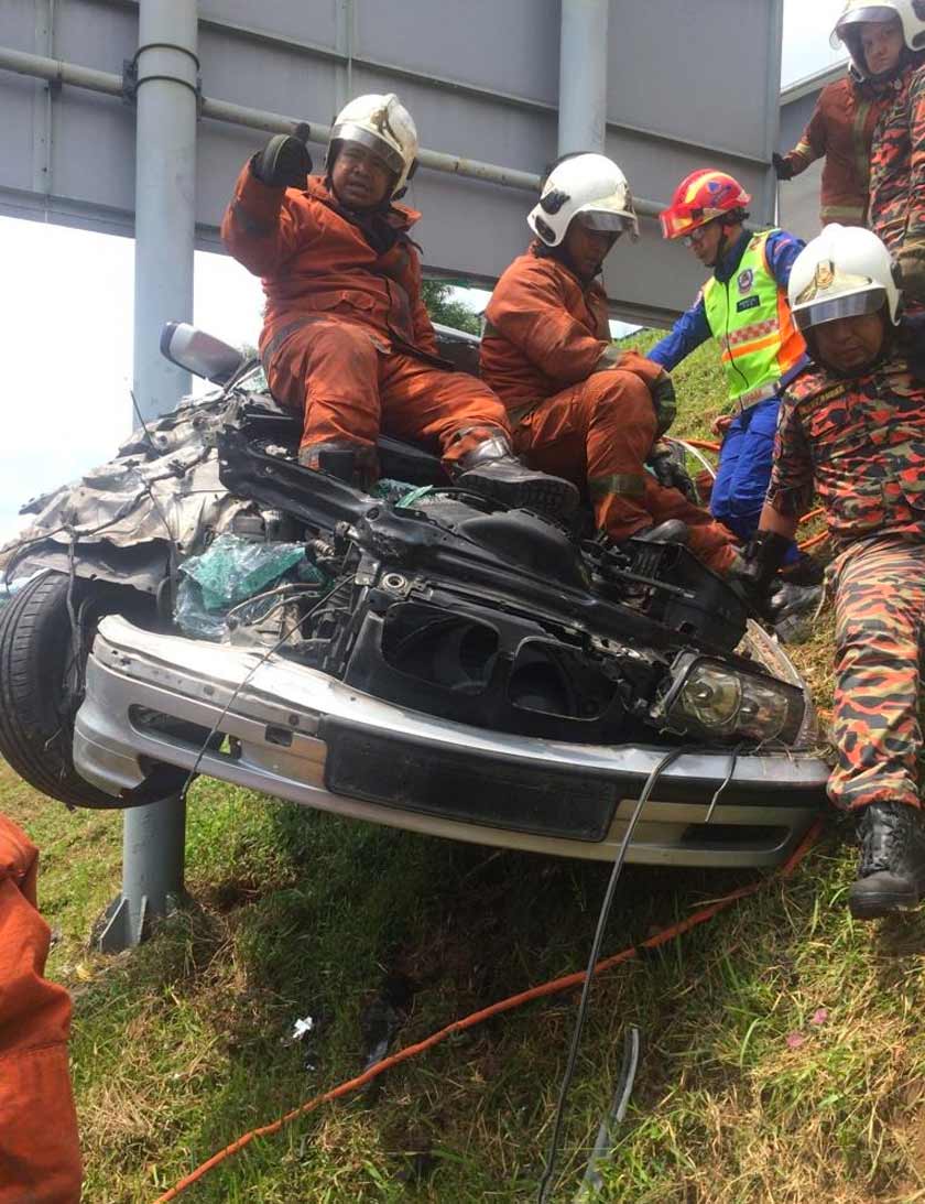 Keadaan kereta yang tersangkut pada tiang papan tanda arah di tebing lebuh raya. - JBPM