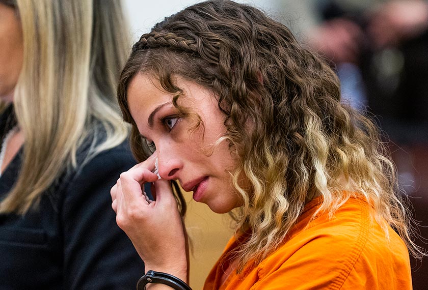 Zamora menitiskan air mata sejurus hukuman dijatuhkan oleh hakim. - Foto AP