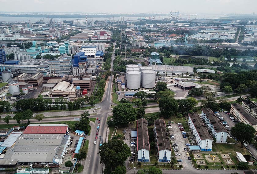 Pemandangan udara menggunakan dron di sebuah taman perumahan yang terletak terlalu berdekatan dengan kawasan perindustrian berat memproses bahan kimia di Pasir Gudang baru-baru ini. --fotoBERNAMA