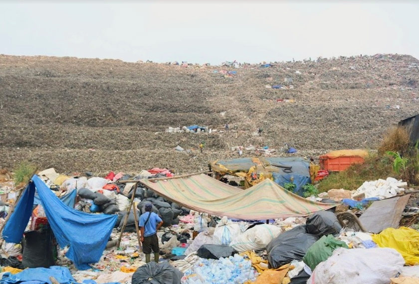 Timbunan sampah setinggi 50 meter di pintu masuk Kawasan Pemprosesan Bahan Buangan Berintegrasi Bantar Gebang. Ceritalah ASEAN