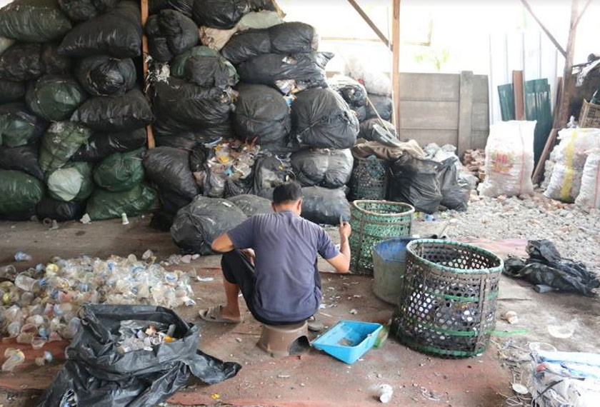 Setelah disusun, dinilai dan dibersihkan, sampah itu mempunyai nilai ekonomi - satu guni botol plastik boleh dijual pada harga IDR5,000 satu kilogram, plastik HDPE IDR7,000 sekilogram. Ceritalah ASEAN