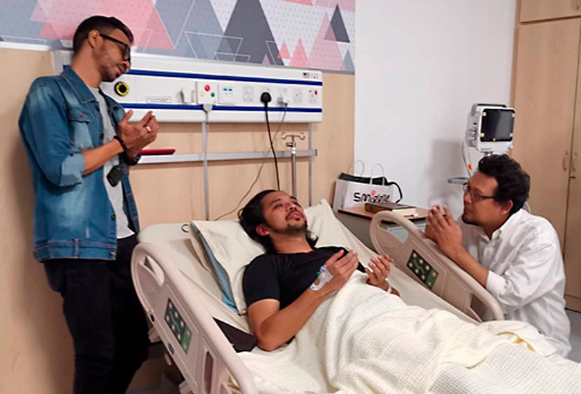 Pengurus Kandungan Zayyan, Wan Syahrul Amry Wan Mansor (kanan) dan pelawak Along Cham (kiri) menziarahi Mawi di hospital. - Gambar Instagram Wan Syahrul Amry