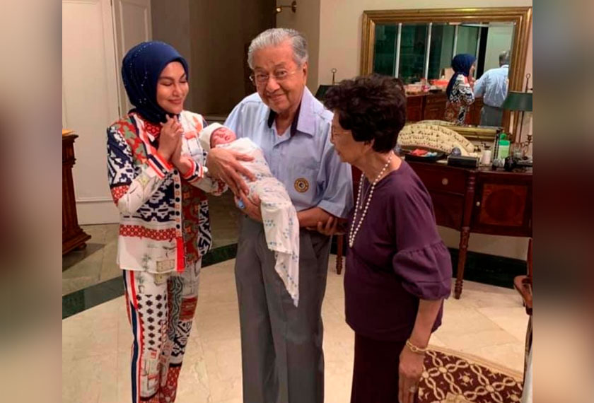 Keceriaan Dr Mahathir dan Dr Siti Hasmah menyambut kedatangan anak angkat Umie Aida, Aisya. - Gambar Facebook Umie Aida