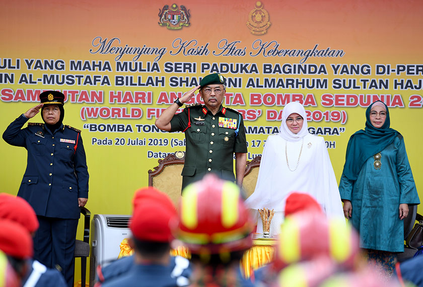 Yang di-Pertuan Agong Al-Sultan Abdullah Ri’ayatuddin Al-Mustafa Billah Shah (dua, kiri) berkenan memberi tabik hormat ketika mencemar duli berangkat hadir pada Majlis Sambutan Hari Anggota Bomba Sedunia 2019 yang bertemakan ‘Bomba Tonggak Penyelamatan Negara’ di Dataran Merdeka hari ini. - Foto Bernama