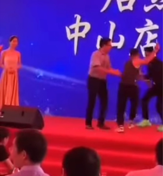 Penyerang mula ke arah Simon Yam dan mula menikamnya.