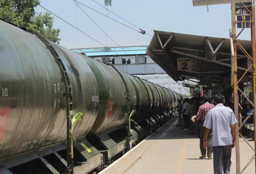Mulai 12 Julai lalu, terdapat perkhidmatan kereta api yang membawa jutaan liter air dari satu empangan di Jolarpettai, kira-kira 360 kilometer jauhnya. CNN