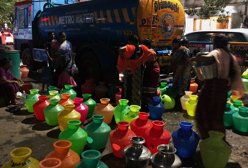 Kaum wanita di Chennai berbaris di waktu malam untuk menakung air di dalam kudam atau pasu plastik. Pasukan Ceritalah