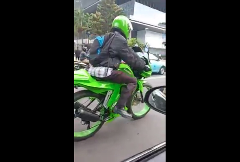 Video yang mula tular di laman sosial ini memaparkan lelaki berkenaan menaiki sebuah superbike jenias Kawasaki berwarna hijau.