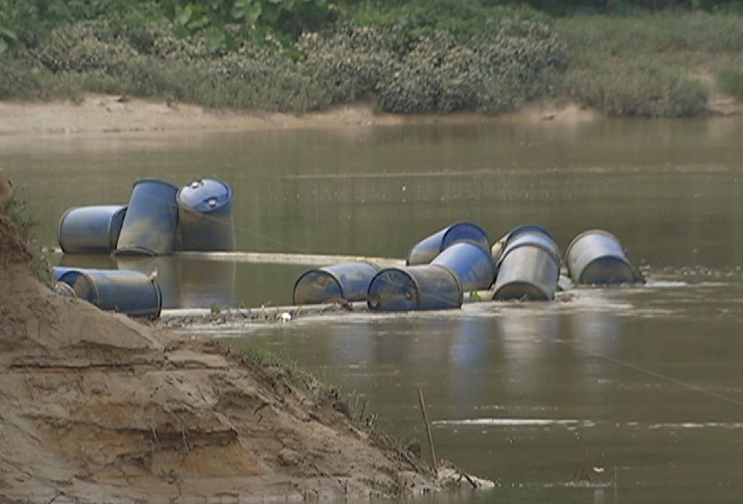 Sejumlah 100 liter minyak daripada pontun di kawasan operasi korek pasir yang telah dihenti tugas dua bulan lalu terlepas ke dalam aliran Sungai Selangor. - Foto Astro AWANI 