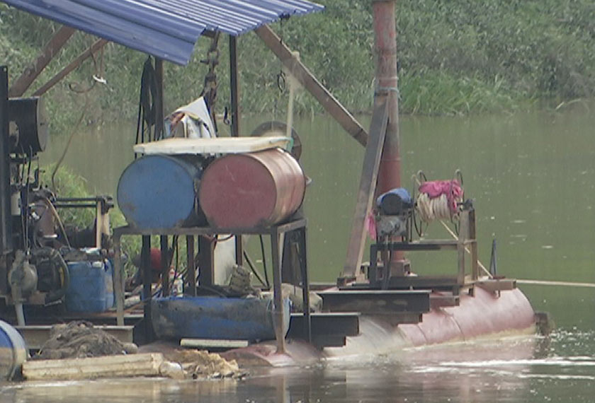 Peter melihat dengan mata kepalanya bahawa terdapat tumpahan diesel daripada pontun di tapak lokasi korek pasir yang telah dihenti tugas dua bulan lalu. - Foto Astro AWANI