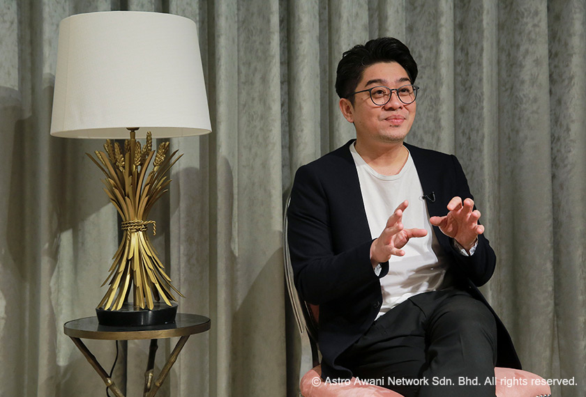 “Saya sebenarnya mula mengenali atau mula bekerjasama dengan baginda Tuanku sejak 15 tahun dahulu, di mana ketika itu, Tuanku masih bergelar Tengku Puan Pahang, semasa itu baginda pertama kali datang ke butik saya menempah busana busana baginda,