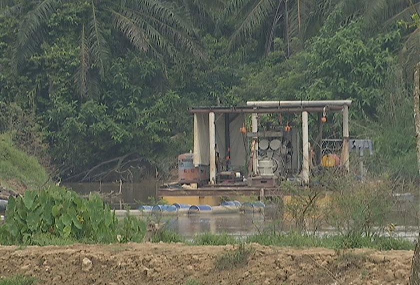 Menawarkan 'duit kopi' bagi mengelak laporan dibuat kepada pihak berkuasa. Itu antara pengakuan salah seorang penduduk di sekitar kawasan aktiviti mengorek pasir dekat Bestari Jaya di sini. - Foto Astro AWANI