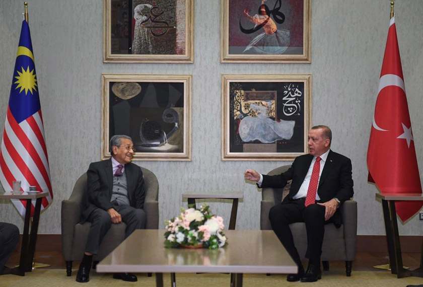 Dr Mahathir dan Erdogan mengadakan pertemuan singkat di di Lapangan Terbang Antarabangsa Esenboga sebaik Perdana Menteri tiba di sana. --fotoBERNAMA