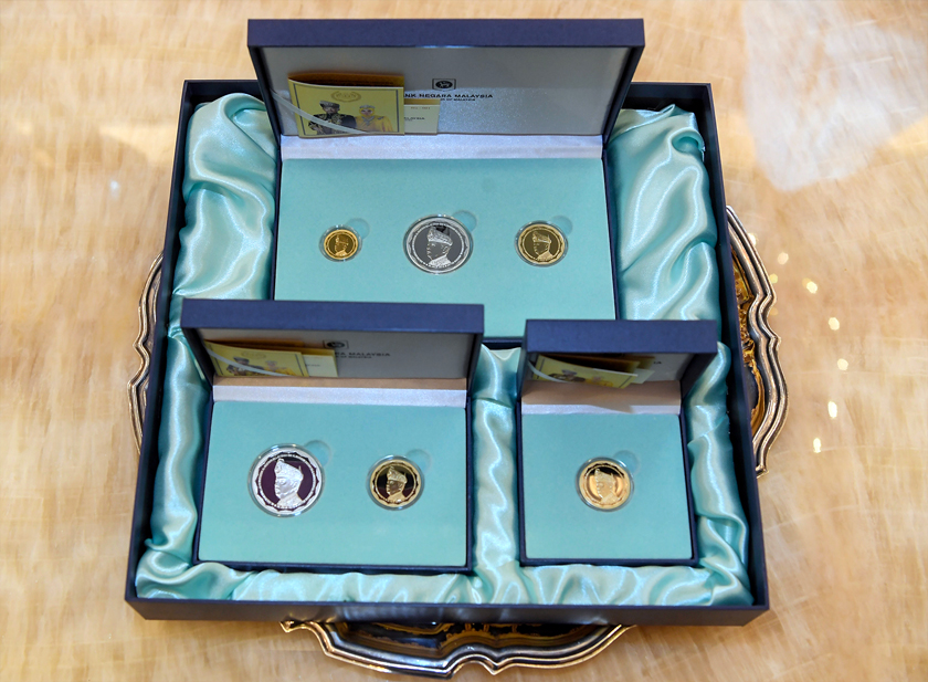 Ketiga-tiga syiling khas yang dikeluarkan BNM sempena Istiadat Pertabalan itu diukir dengan potret Yang di-Pertuan Agong pada bahagian hadapan syiling dan di sebelah belakang diukir lambang jata negara. --fotoBERNAMA