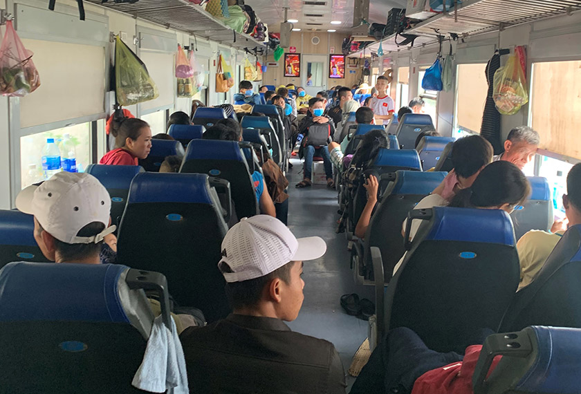 Kerusi lembut di kelas ketiga dipenuhi penumpang pada hari kedua perjalanan. Pasukan Ceritalah