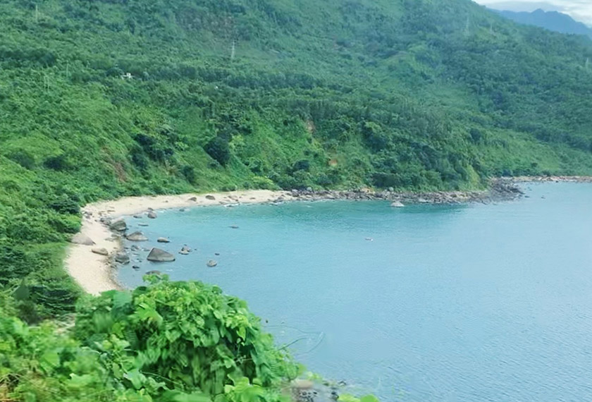 Pemandangan laut di Hue dari dalam kereta api. Pasukan Ceritalah