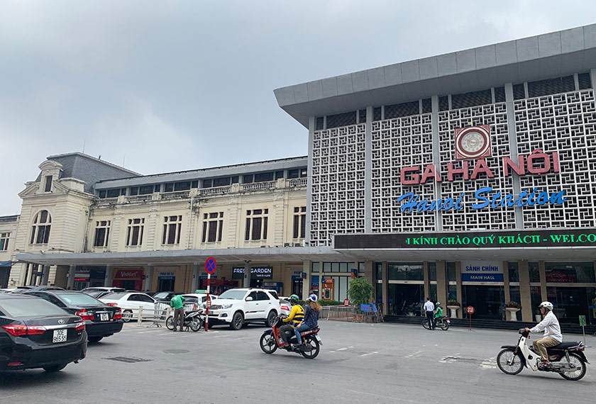 Bahagian luar stesen keretapi Hanoi yang mempamerkan campuran seni bina kolonial Perancis dan moden, sama seperti bandar tersebut juga. Pasukan Ceritalah