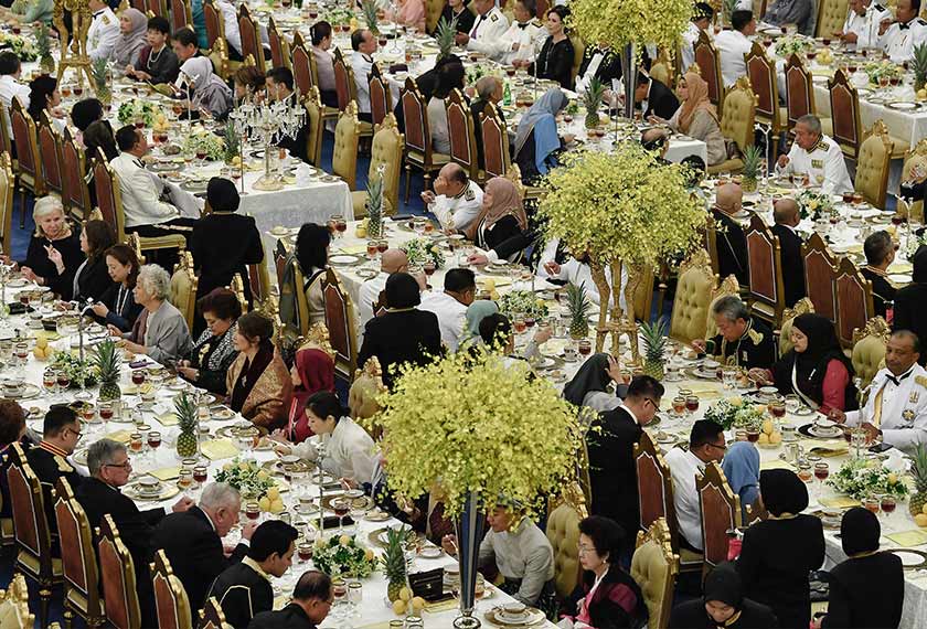 Antara tetamu yang hadir pada Majlis Santapan Diraja sempena Pertabalan Yang di-Pertuan Agong Ke-16 di Istana Negara malam tadi. --fotoBERNAMA 
