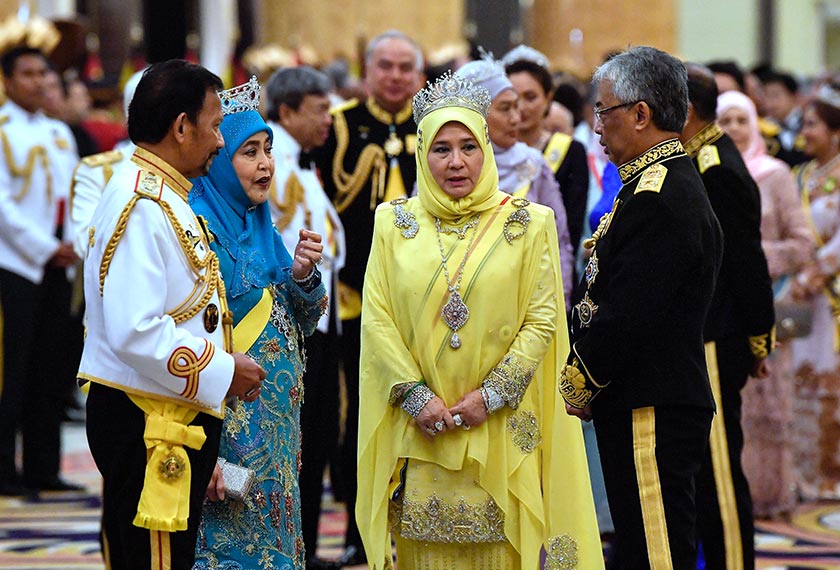 Yang di-Pertuan Agong Al-Sultan dan Raja Permaisuri Agong berkenan bersama Sultan Brunei Sultan Hassanal Bolkiah dan Raja Isteri Pengiran Anak Hajah Saleha selepas Majlis Santapan Diraja sempena Istiadat Pertabalan Yang di-Pertuan Agong Ke-16 di Istana Negara malam tadi. --fotoBERNAMA 